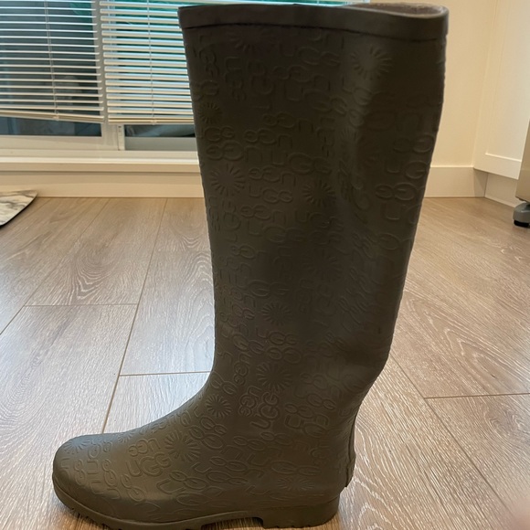 Size 8 Ugg rubber rain boots - Picture 1 of 9